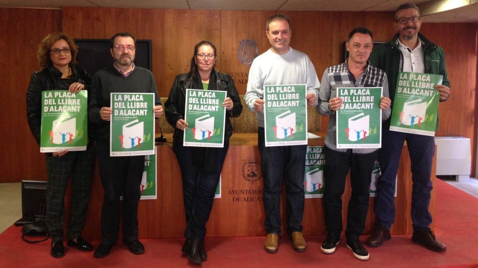 L'exregidor de Presidència de l'Ajuntament d'Alacant, Natxo Bellido (tercer per la dreta), en la presentació de la primera edició de la Plaça del Llibre