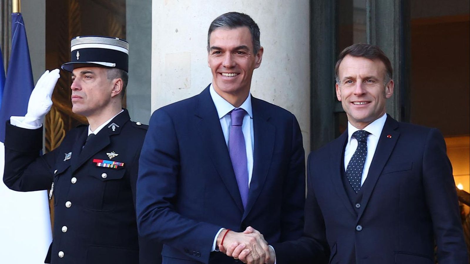 Sánchez i Macron s'encaixen les mans