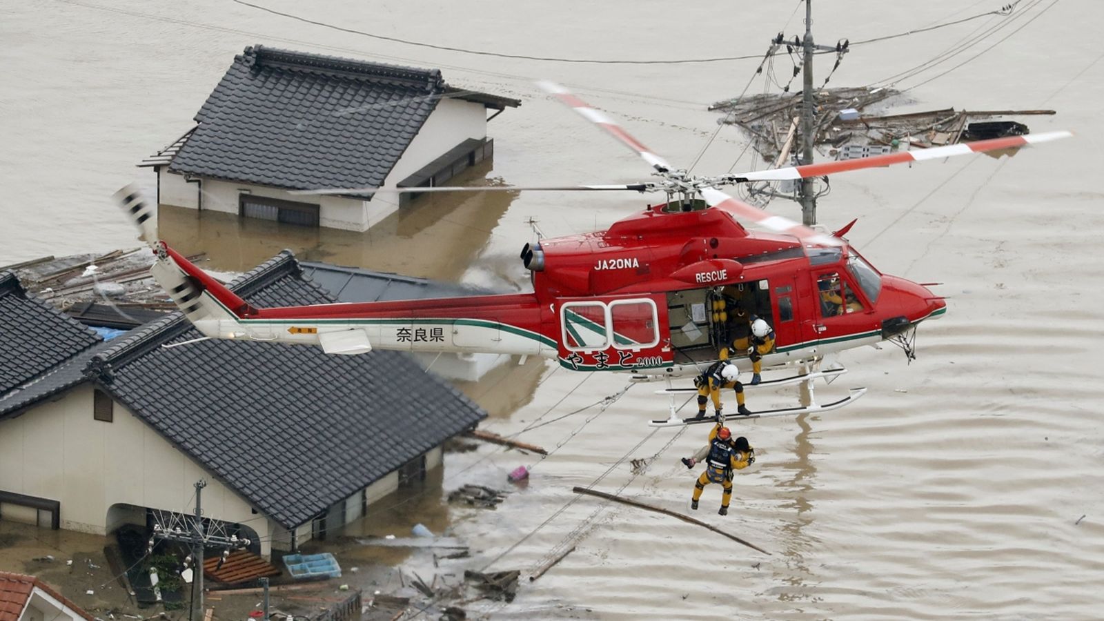 Un helicòpter treballa en el rescat d'un resident local a la zona de Kurashiki