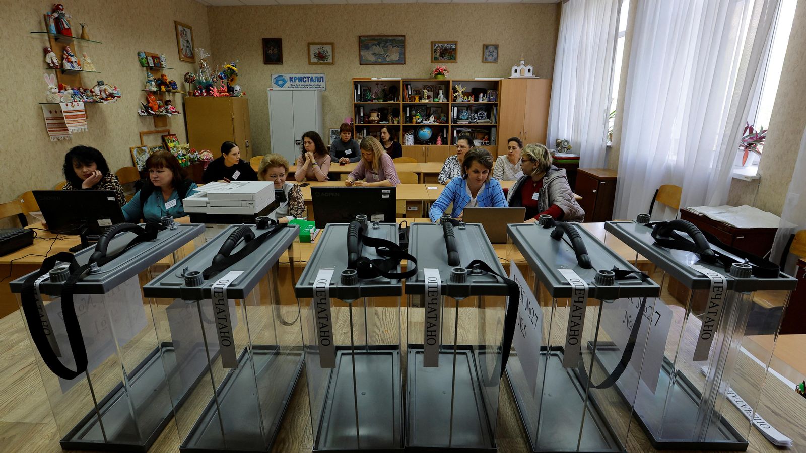 Membres de la comissió electoral de Donetsk amb les urnes en un dels punts de votació