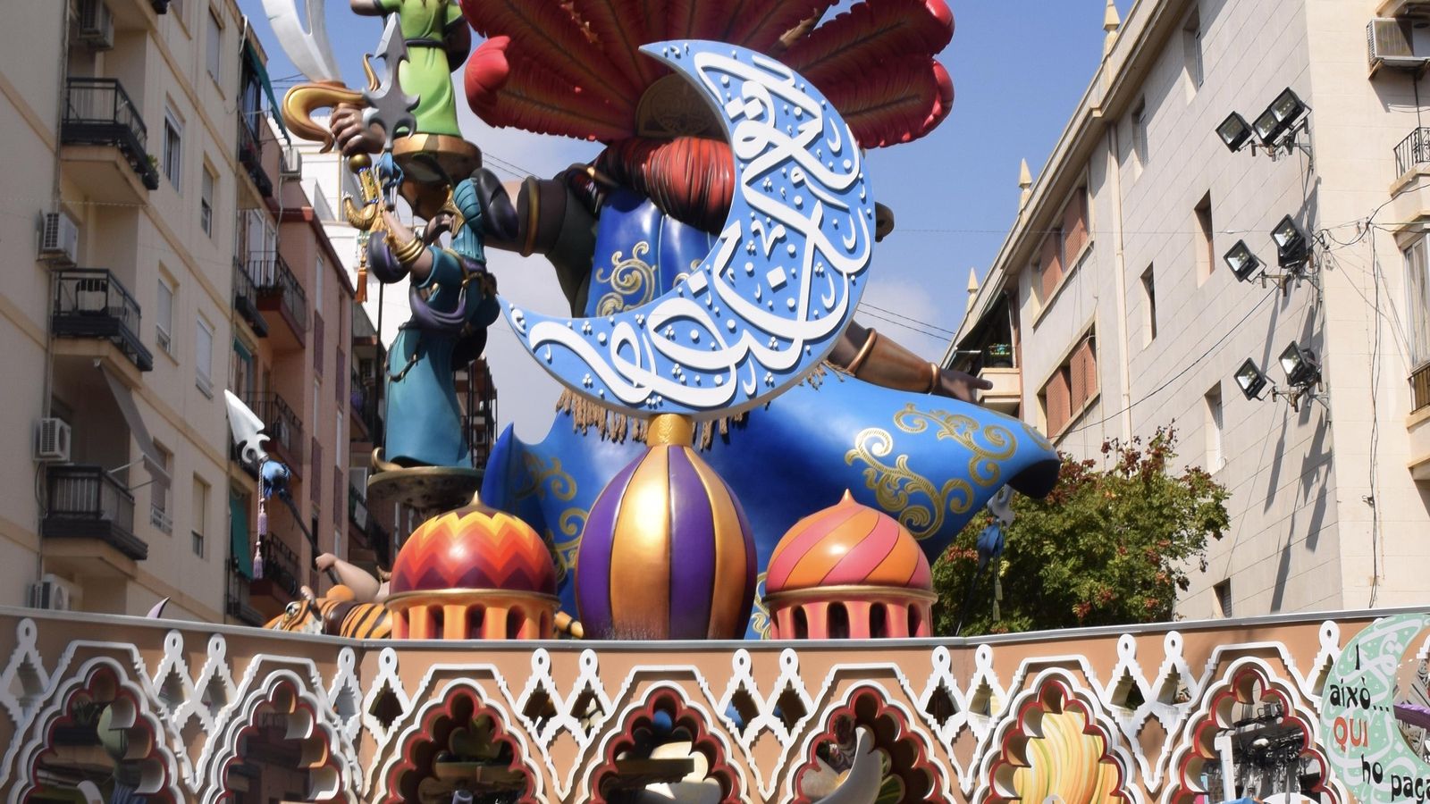 El presidente de la falla, Marcos Soriano, l'artista faller Vicente Llacer i els representats de l'ONG València és Refugi Ana Isabel Martínez i Zoumana Kamagate