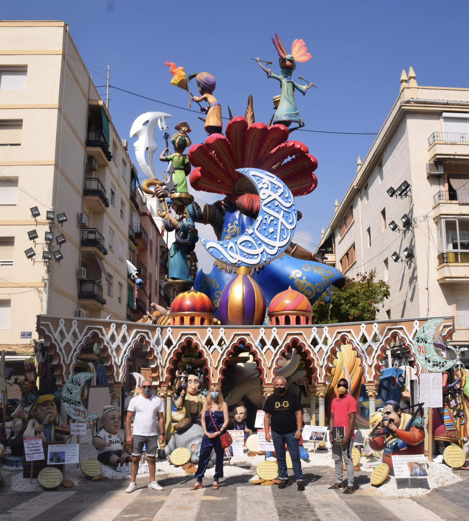 El presidente de la falla, Marcos Soriano, l'artista faller Vicente Llacer i els representats de l'ONG València és Refugi Ana Isabel Martínez i Zoumana Kamagate