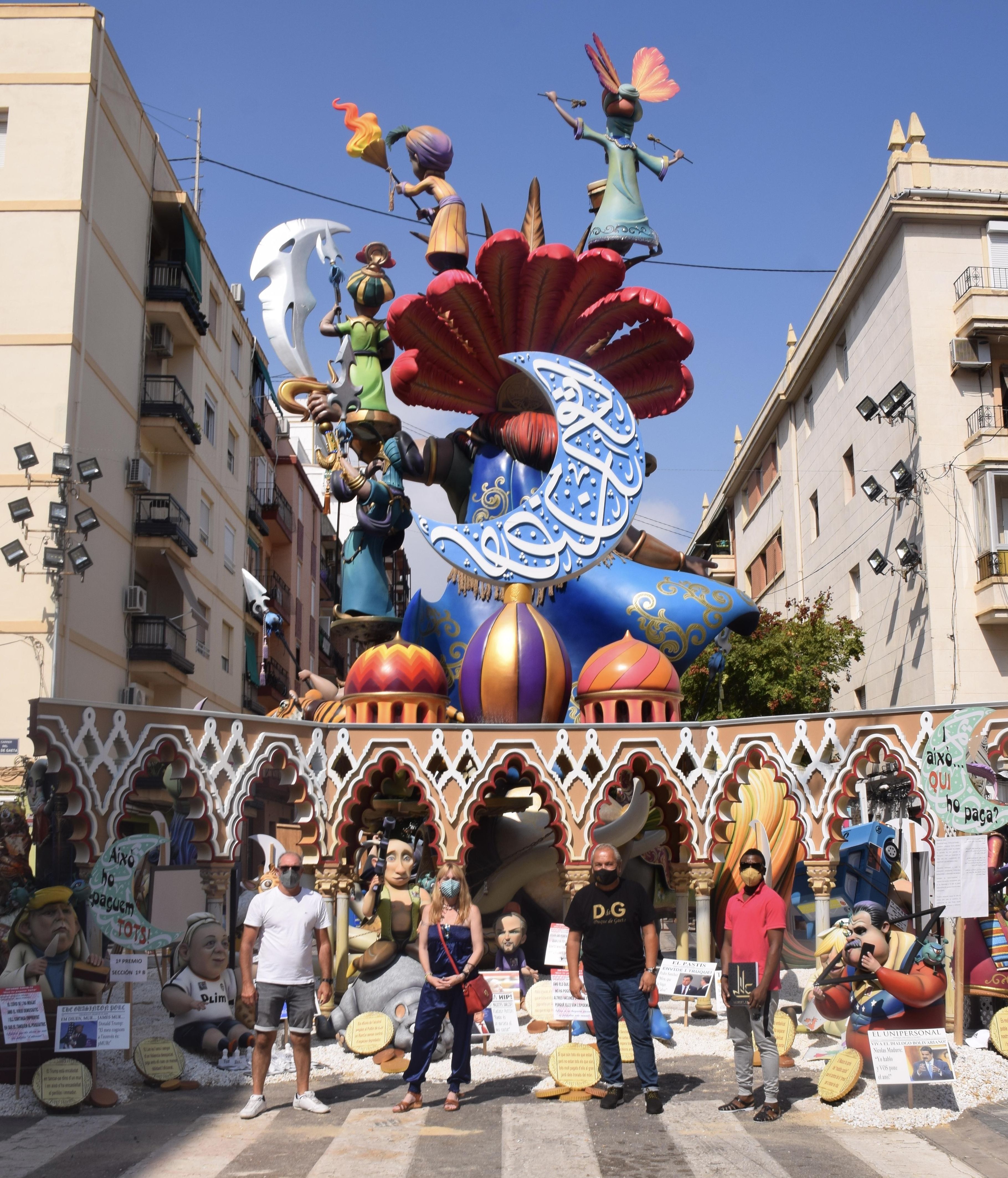 El presidente de la falla, Marcos Soriano, l'artista faller Vicente Llacer i els representats de l'ONG València és Refugi Ana Isabel Martínez i Zoumana Kamagate