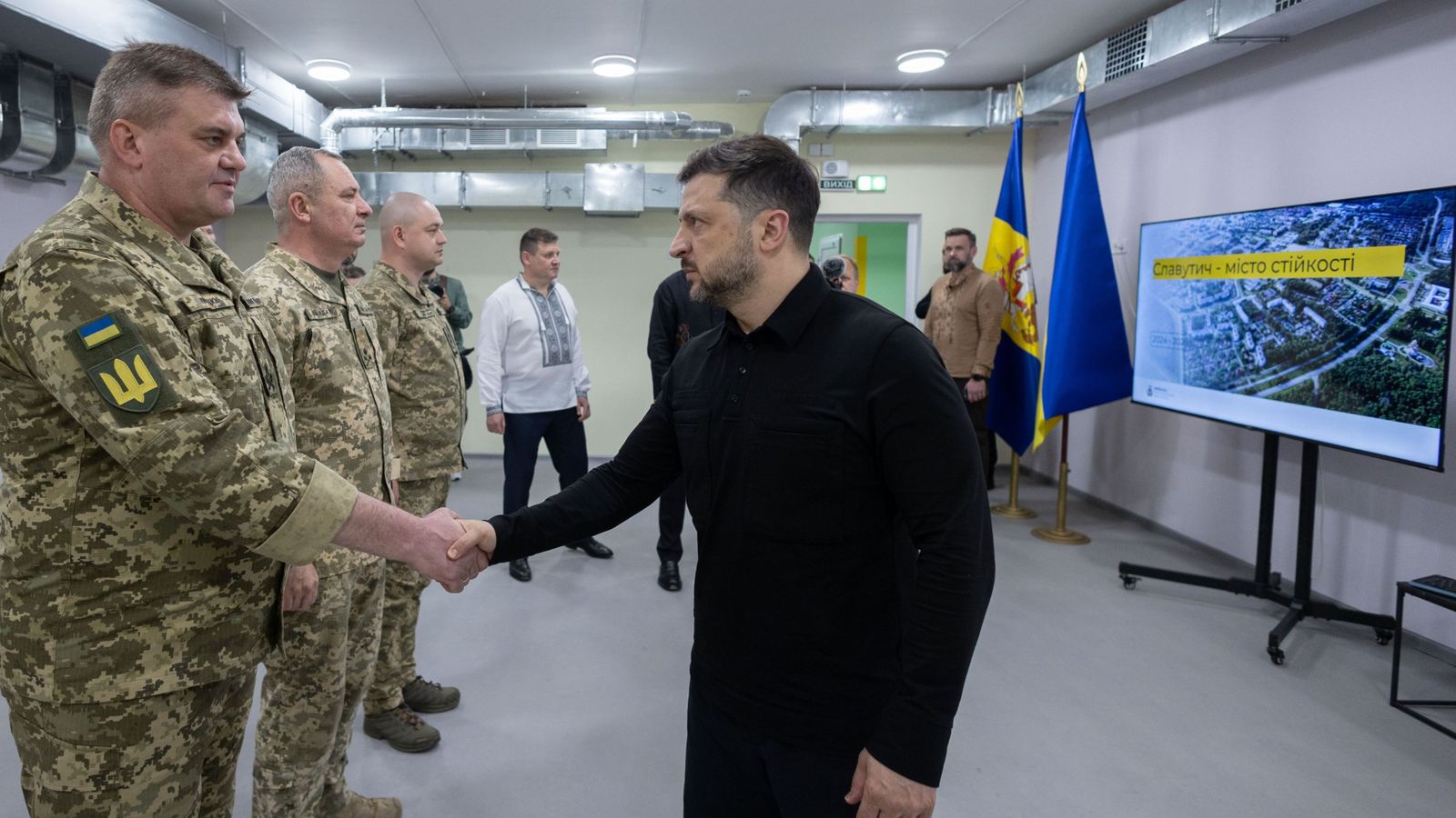 Volodímir Zelenski en una visita a Slavutych, on ha abordat mesures de logística, protecció i energia