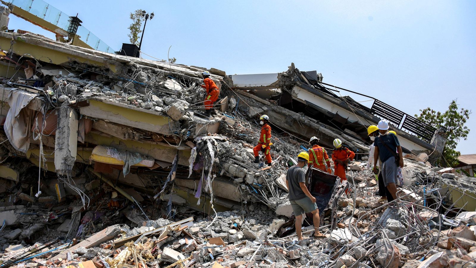 Un dispositiu d'emergències treballa en la cerca de supervivents a Myanmar
