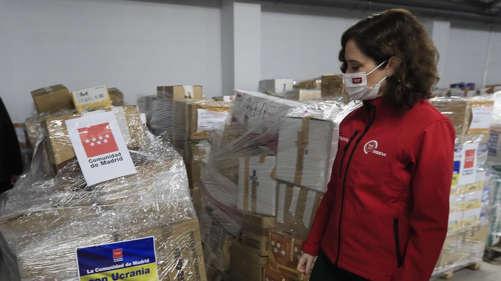 La presidenta Isabel Díaz Ayuso visita el centre logístic habilitat a Madrid per a canalitzar l'ajuda humanitària a Ucraïna