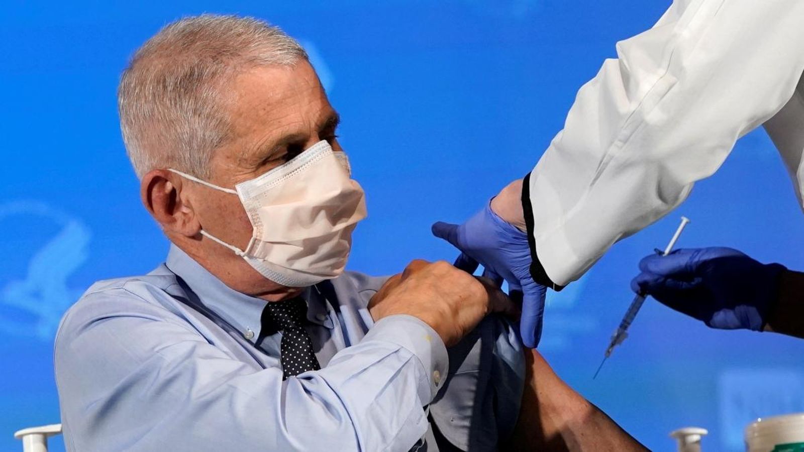 L'expert Anthony Fauci, amb mascareta, rep la vacuna de Moderna contra el coronavirus, en una imatge d'arxiu