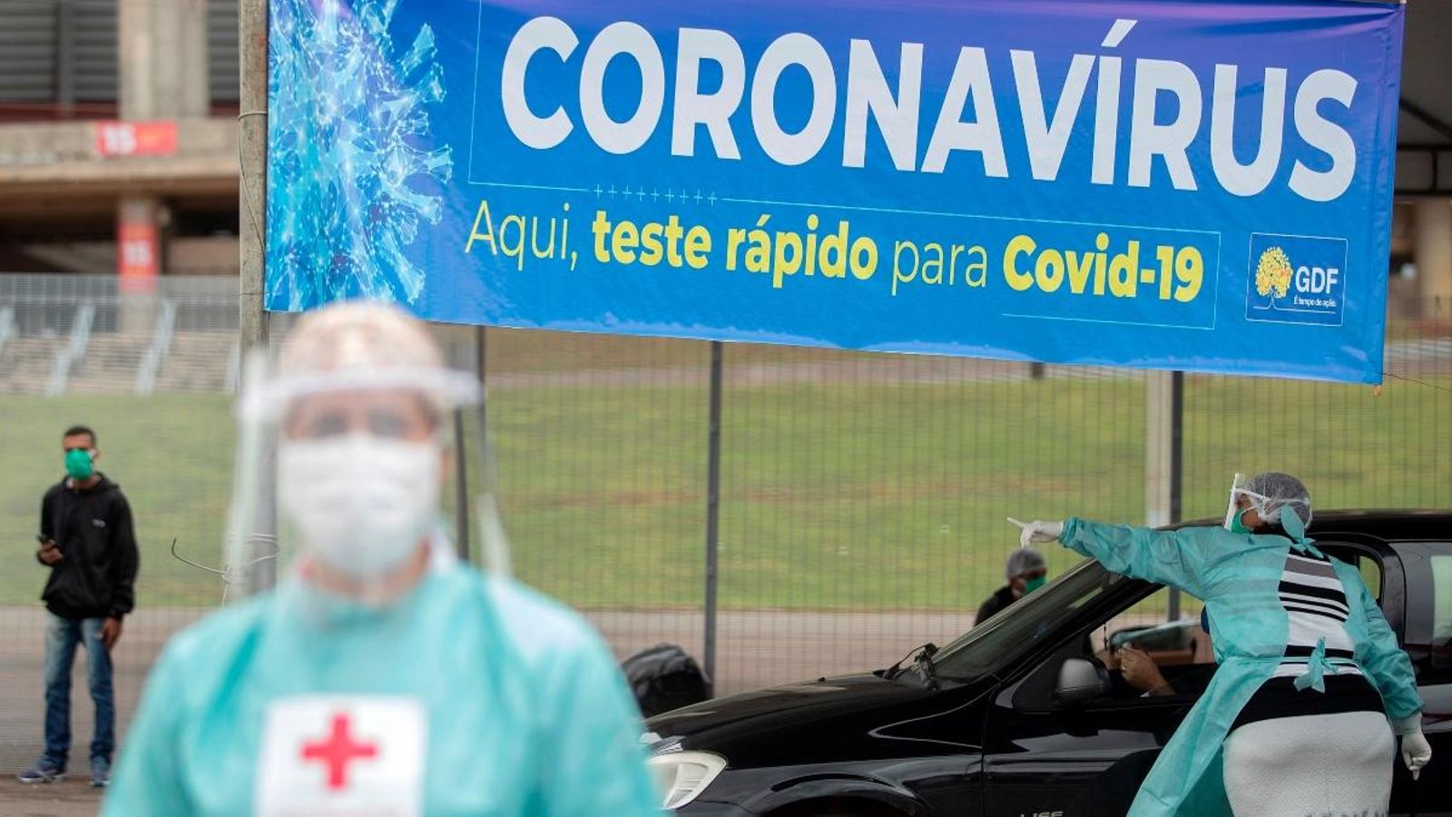 Un equip sanitari realitza proves ràpides de coronavirus a Brasília, capital de Brasil, on els contagis superen els 46.000