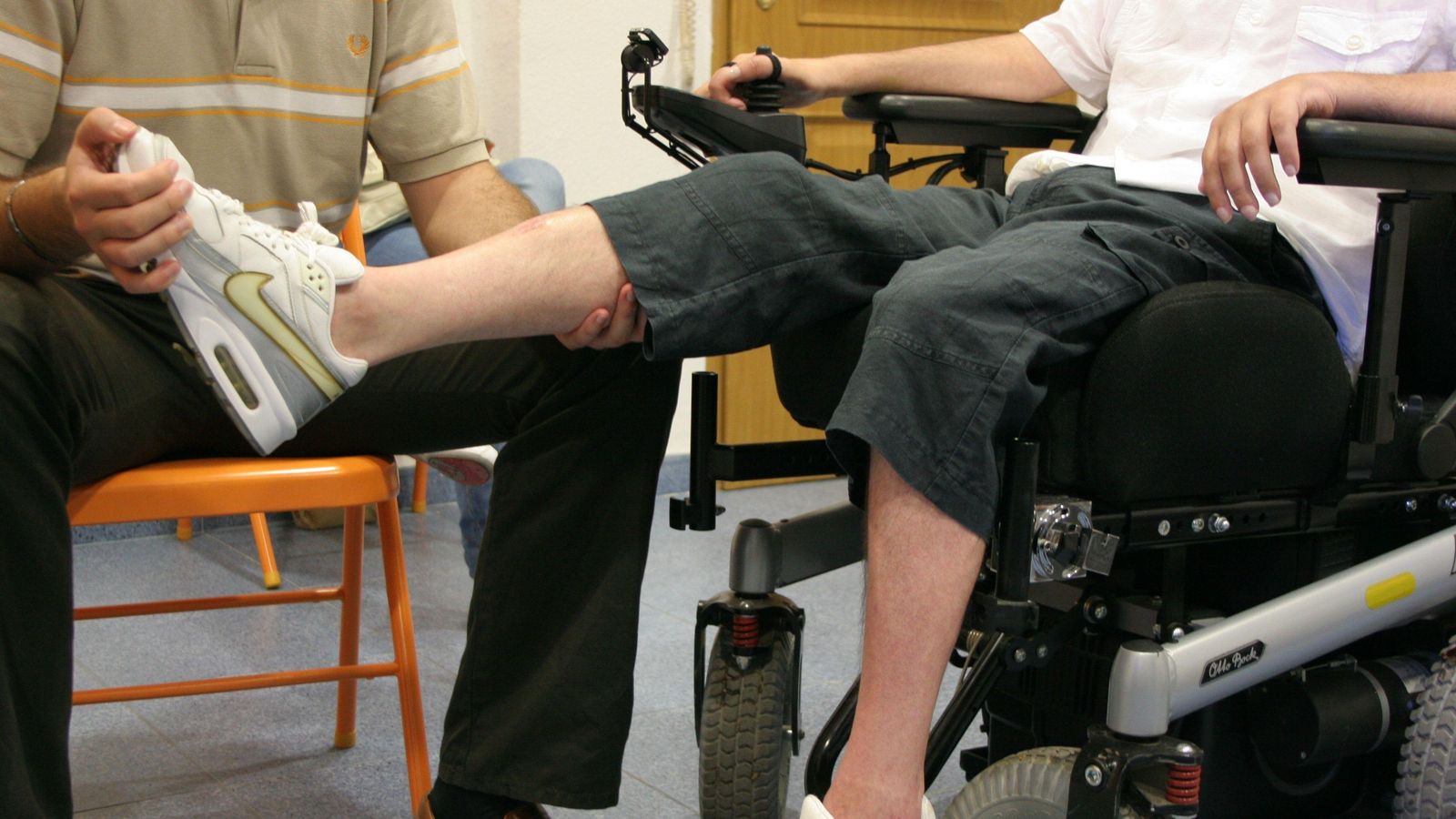 Un pacient amb ELA rep una sessió de fisioteràpia, donada la paralització muscular que provoca la malaltia