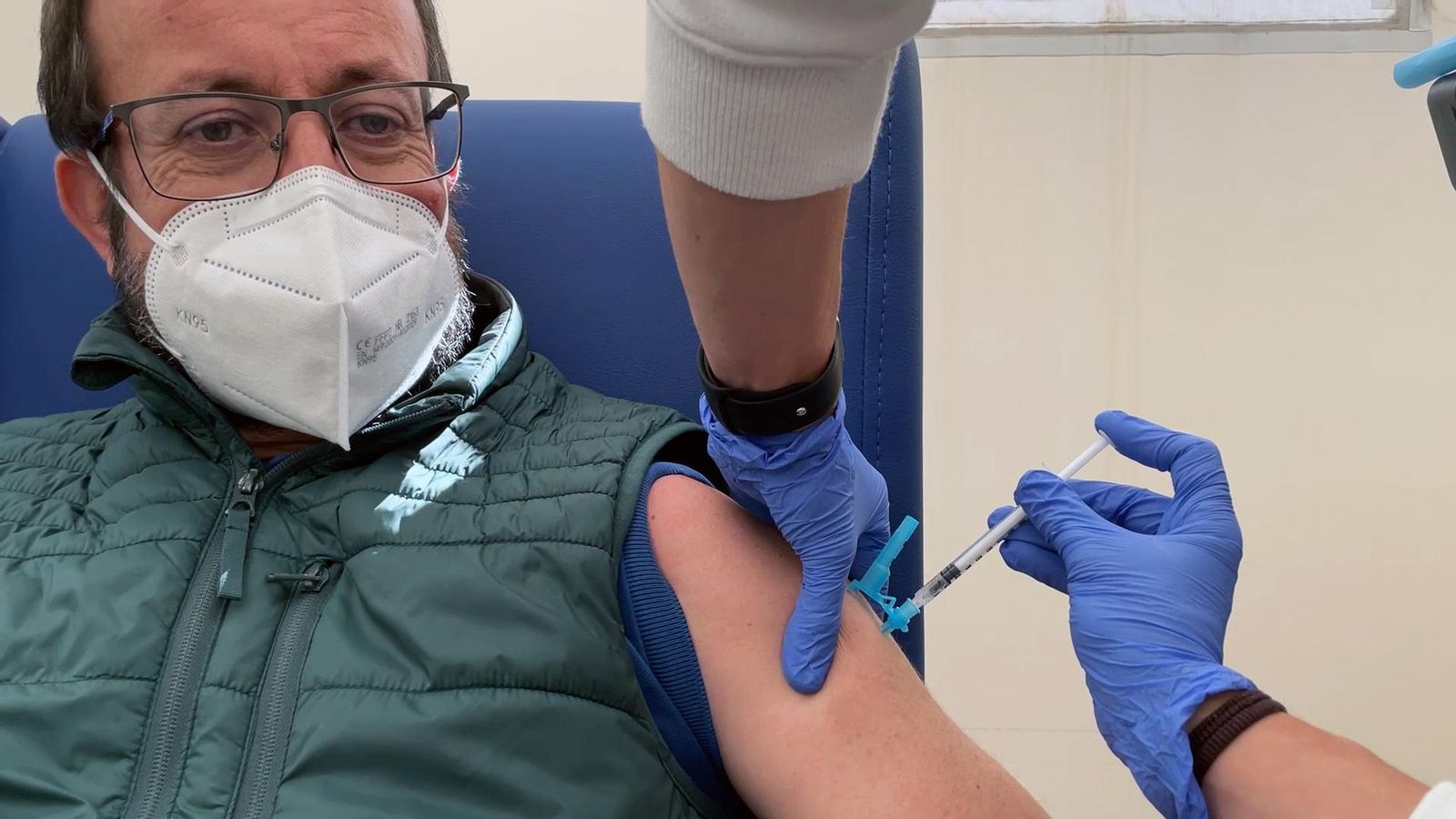 El personal docent havia començat a vacunar-se aquest dilluns abans que es decidira paralitzar l'administració de la vacuna d'AstraZeneca