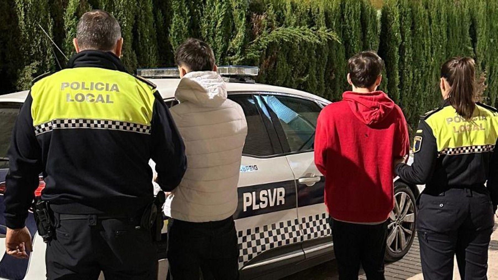 Els dos joves detinguts per la Policia Local Els dos joves detinguts per la Policia Local