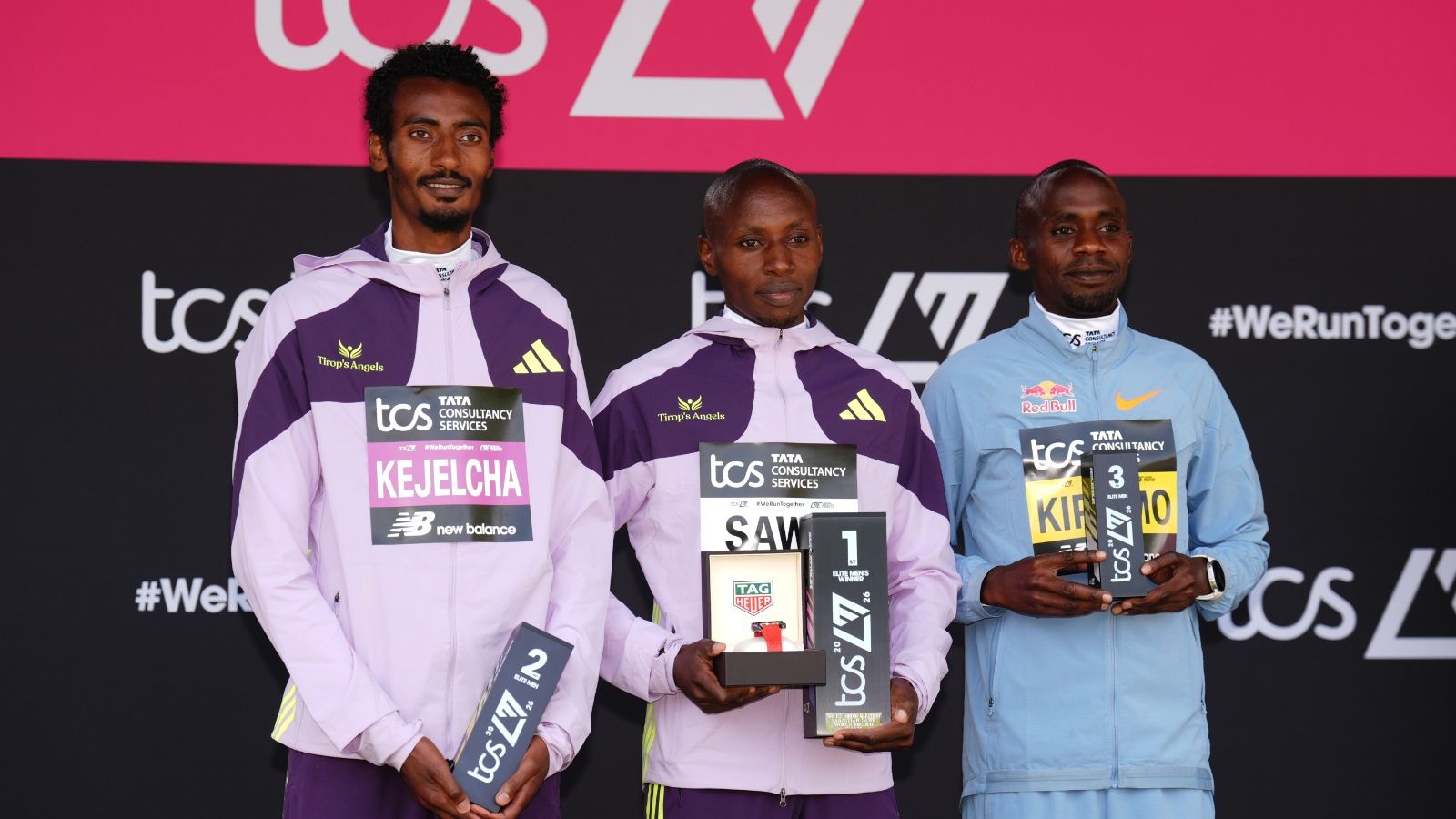 Kejelcha amb Sawe i Kiplimo al podi del Marató de Londres.