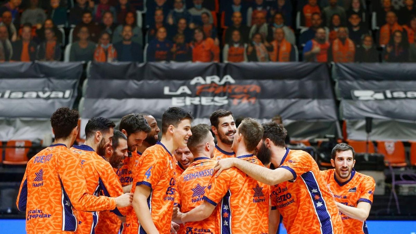 Els jugadors del València Basket celebren la victòria contra l’Acunsa