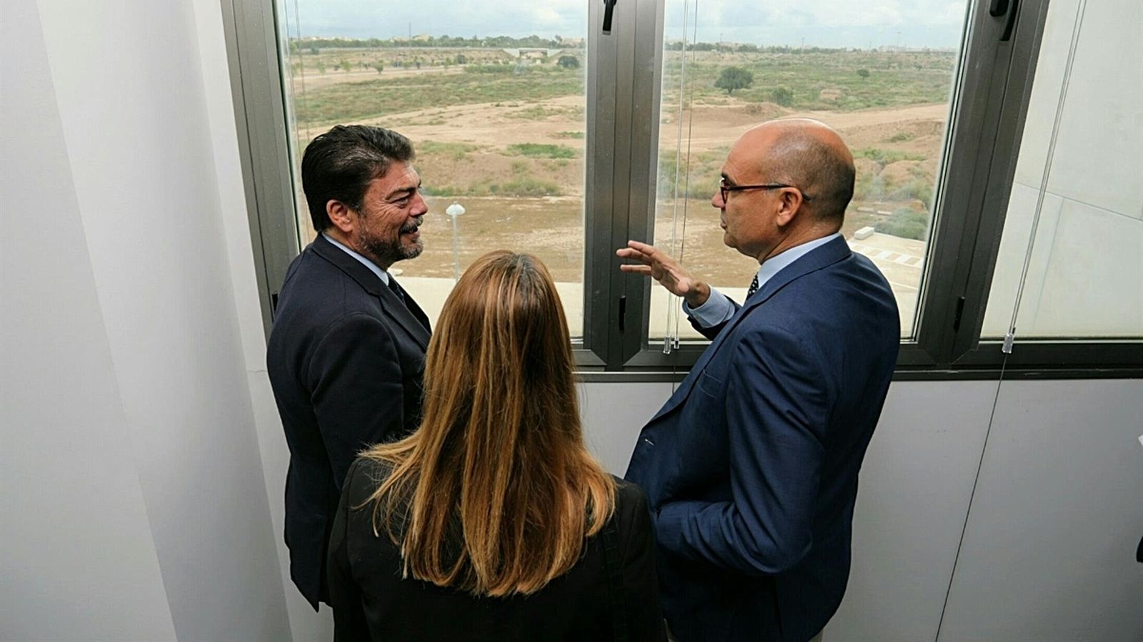 El rector de la UA, Manuel Palomar, i l'alcalde d'Alicante, Luis Barcala, contemplen els terrenys del Parc Científic