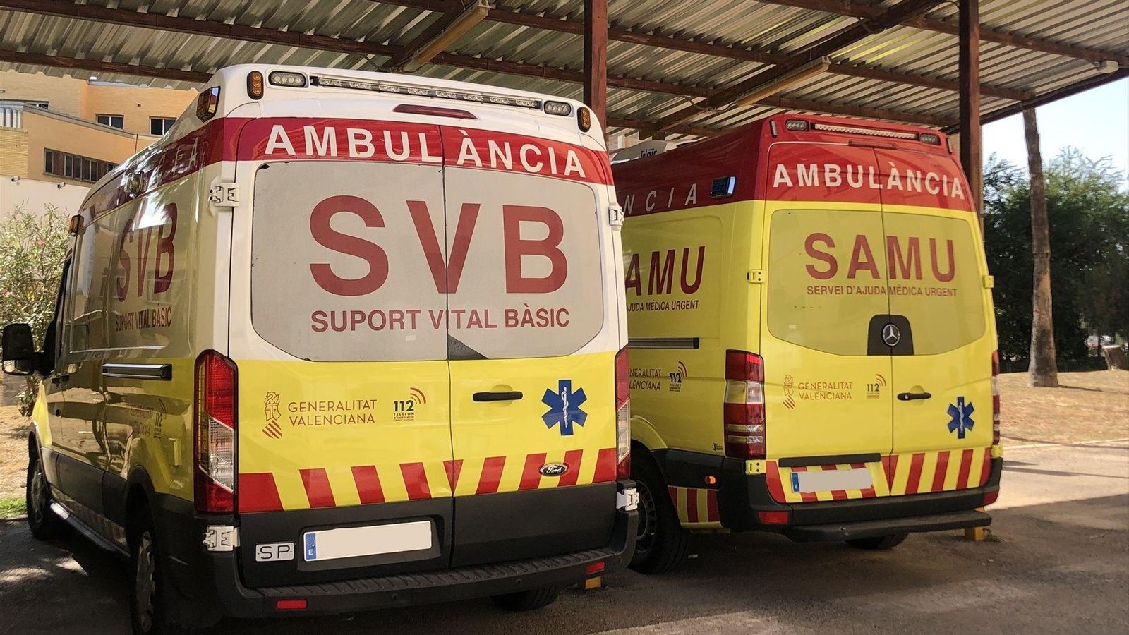 Dos unitats del SAMU i de SVB, en una imatge d'arxiu Un camió atropella diversos operaris a Beniparrell