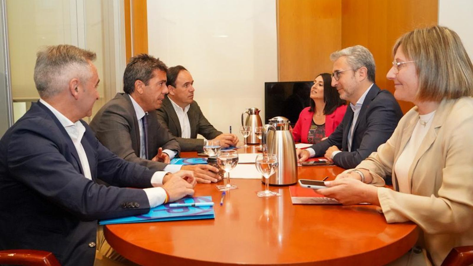 Reunió entre el PP i el PSPV per a negociar la investidura de Mazón, aquest dijous