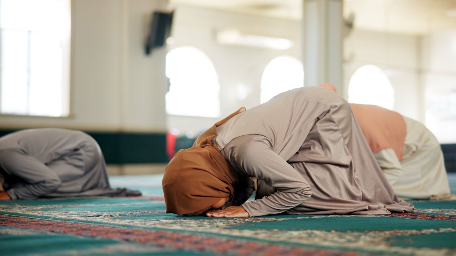 Diverses dones resen en l'interior d'una mesquita, en una imatge d'arxiu