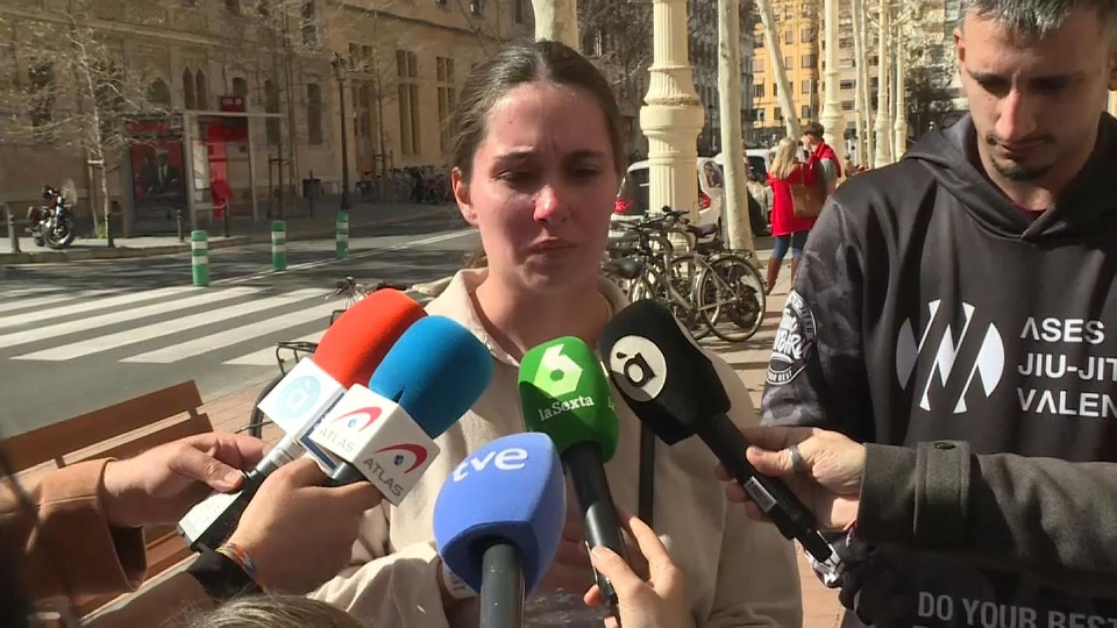 Parella que va poder ser rescatada pels bombers d'un dels balcons de l'edifici