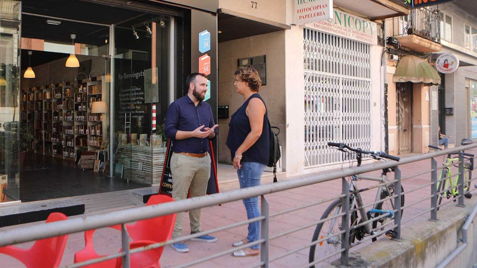 La regidora de comerç Patricia Puerta i el regidor de mobilitat Rafa Simó al carrer de Navarra de Castelló, que cedirà l'espai de vehicles per a diversos actes per a la ciutatania.