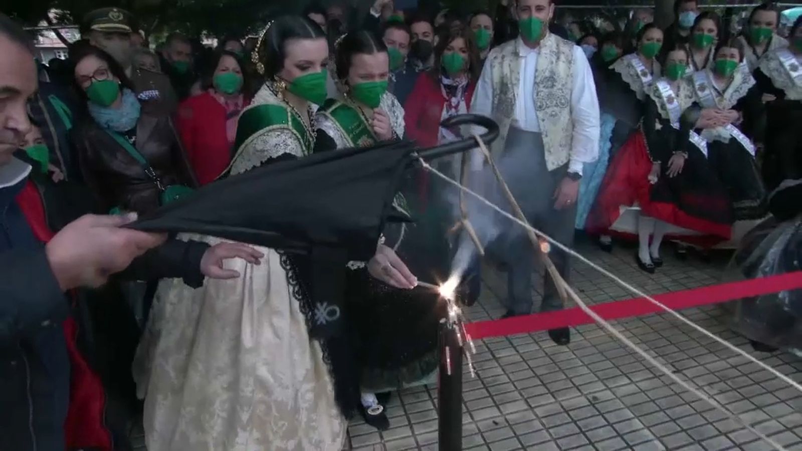 Les reines de les festes encenen la metxa de la primera mascletà de la Magdalena