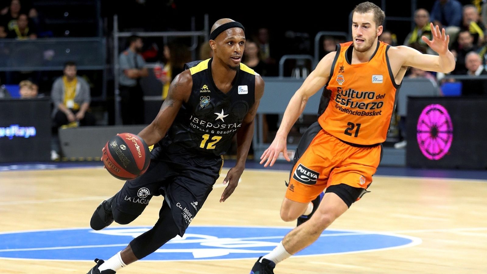 Matt Thomas intenta frenar Thaddus McFadden