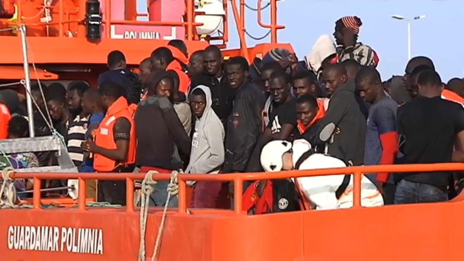 El buc Guardamar Polimia ha traslladat a Màlaga part dels immigrants rescatats al mar El buc Guardamar Polimia ha traslladat a Màlaga part dels immigrants rescatats al mar