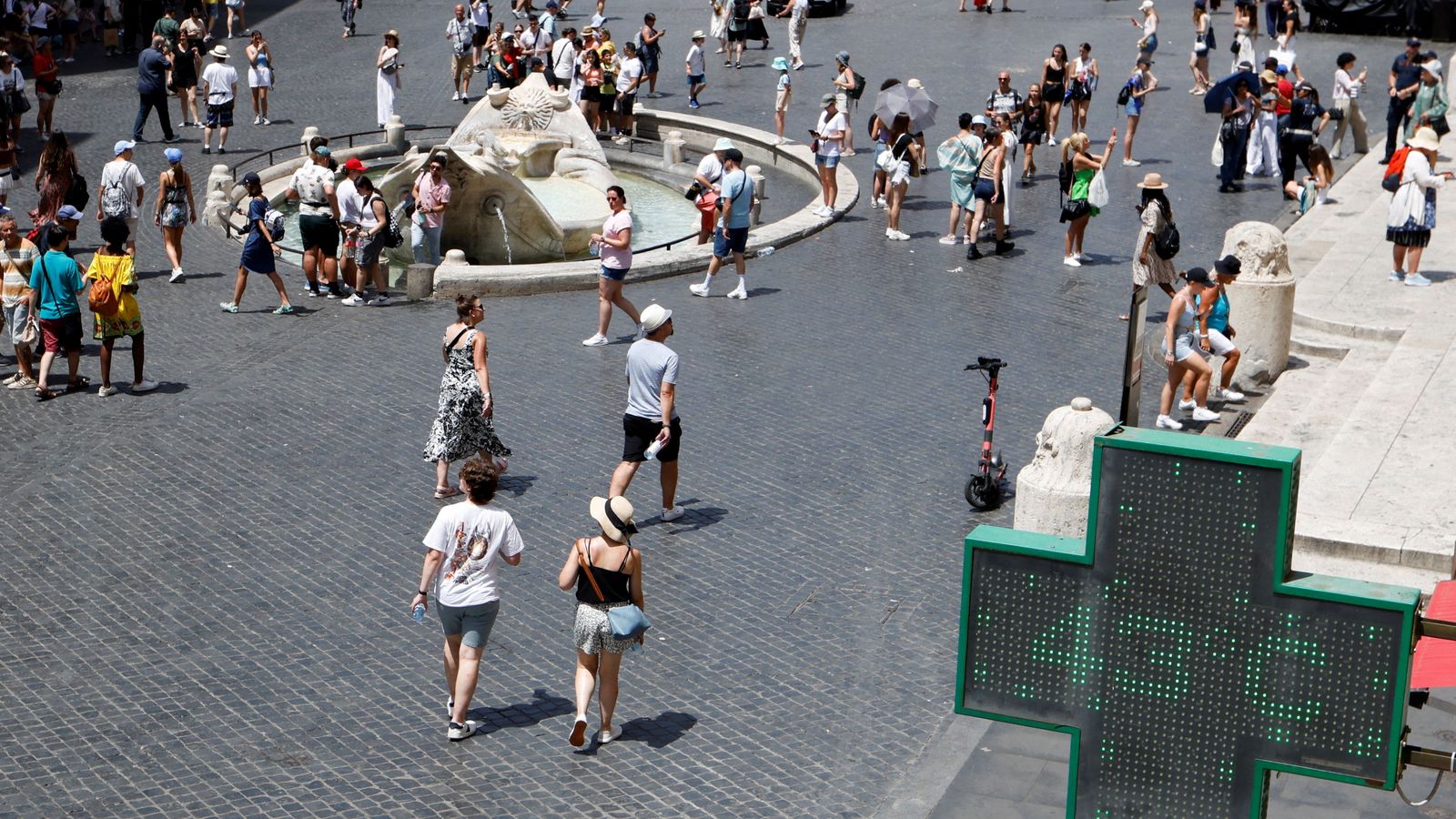 Termómetre d'una farmàcia a la Plaça d'Espanya, a Roma