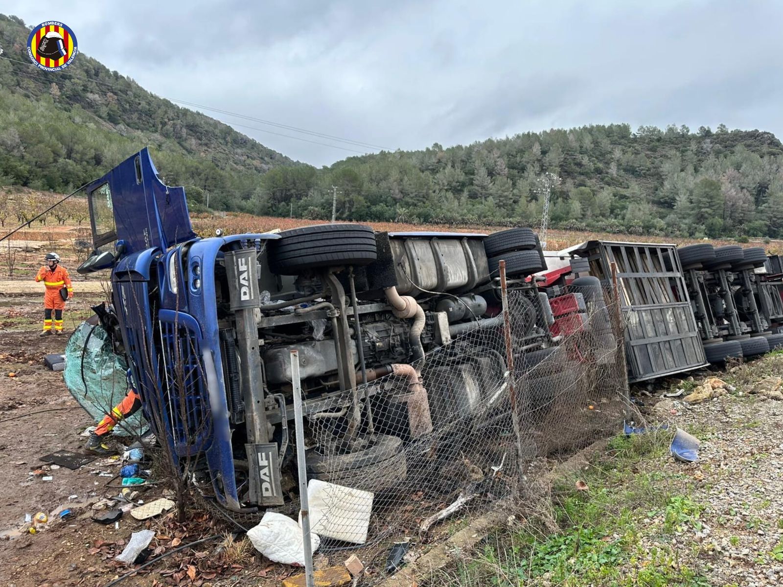 Un camioner bolca a la CV-50 a l'altura d'Alzira