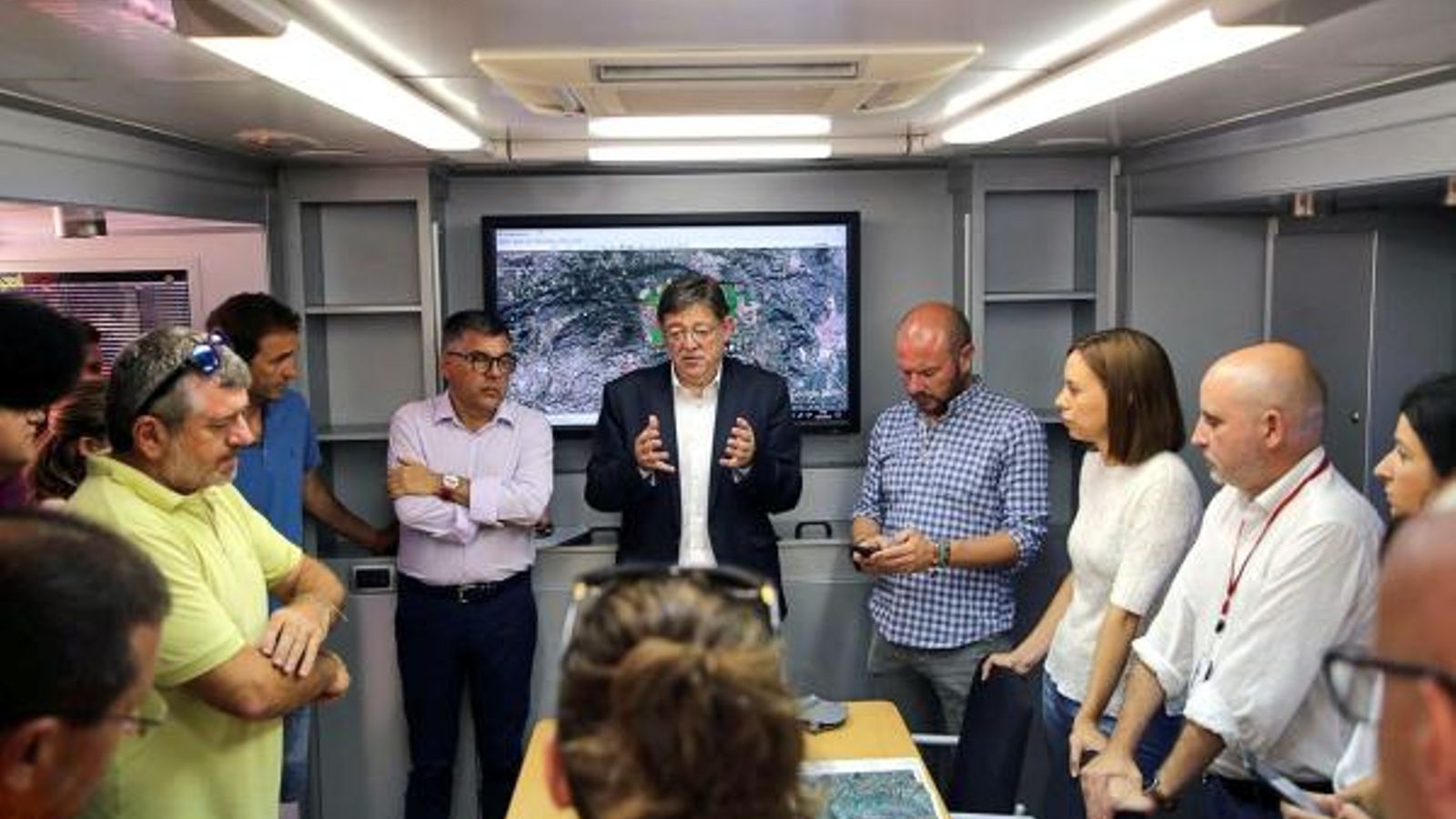 Ximo Puig en el punt de comandament avançat de Llutxent