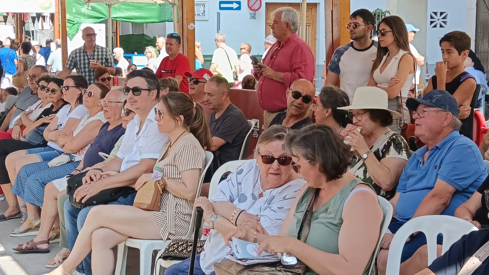 El públic escoltant el programa Fora de Cobertura