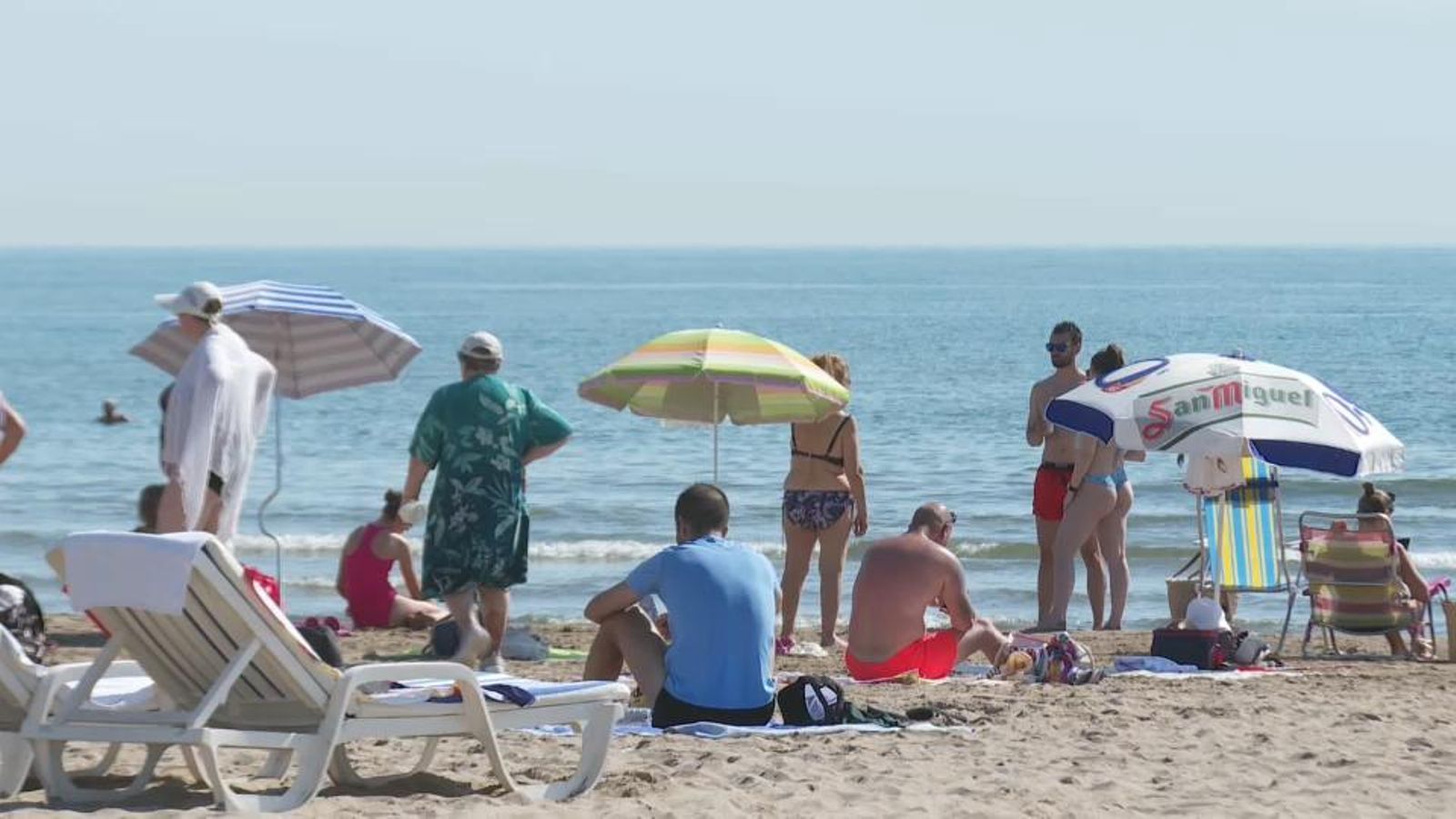 Un grup de turistes descansa en una platja a la Comunitat Valenciana