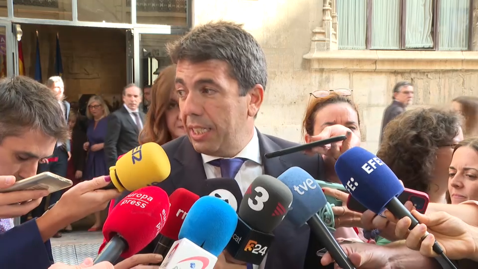 El president del PPCV, Carlos Mazón, ha atés els mitjans després de l'acte institucional del Nou d'Octubre