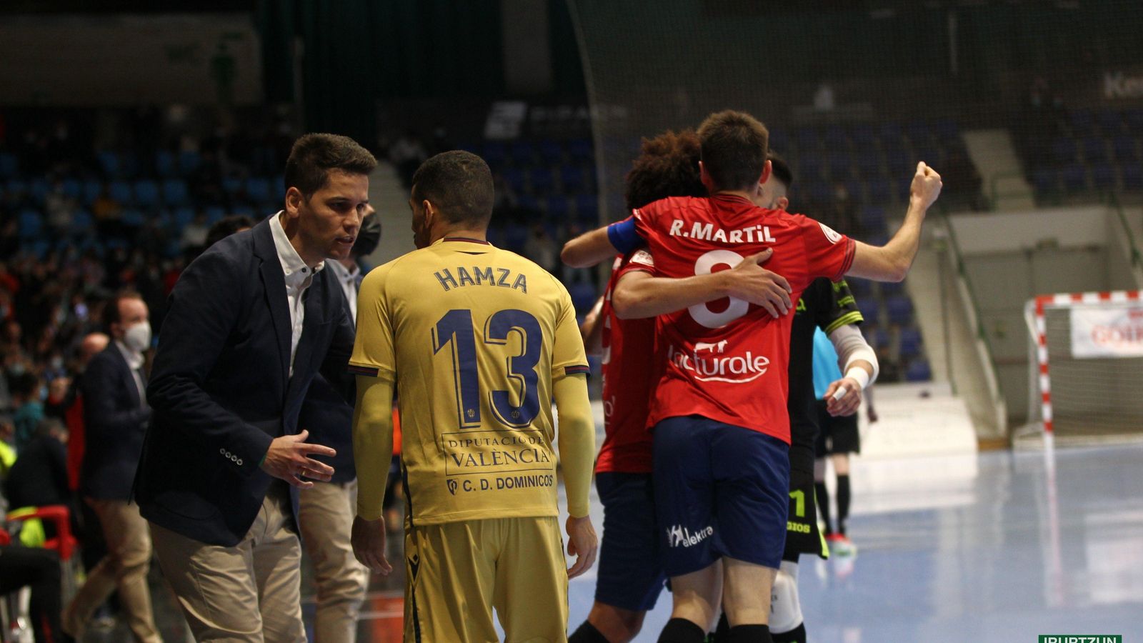Diego Ríos parla amb Hamza mentre els jugadors locals celebren un gol
