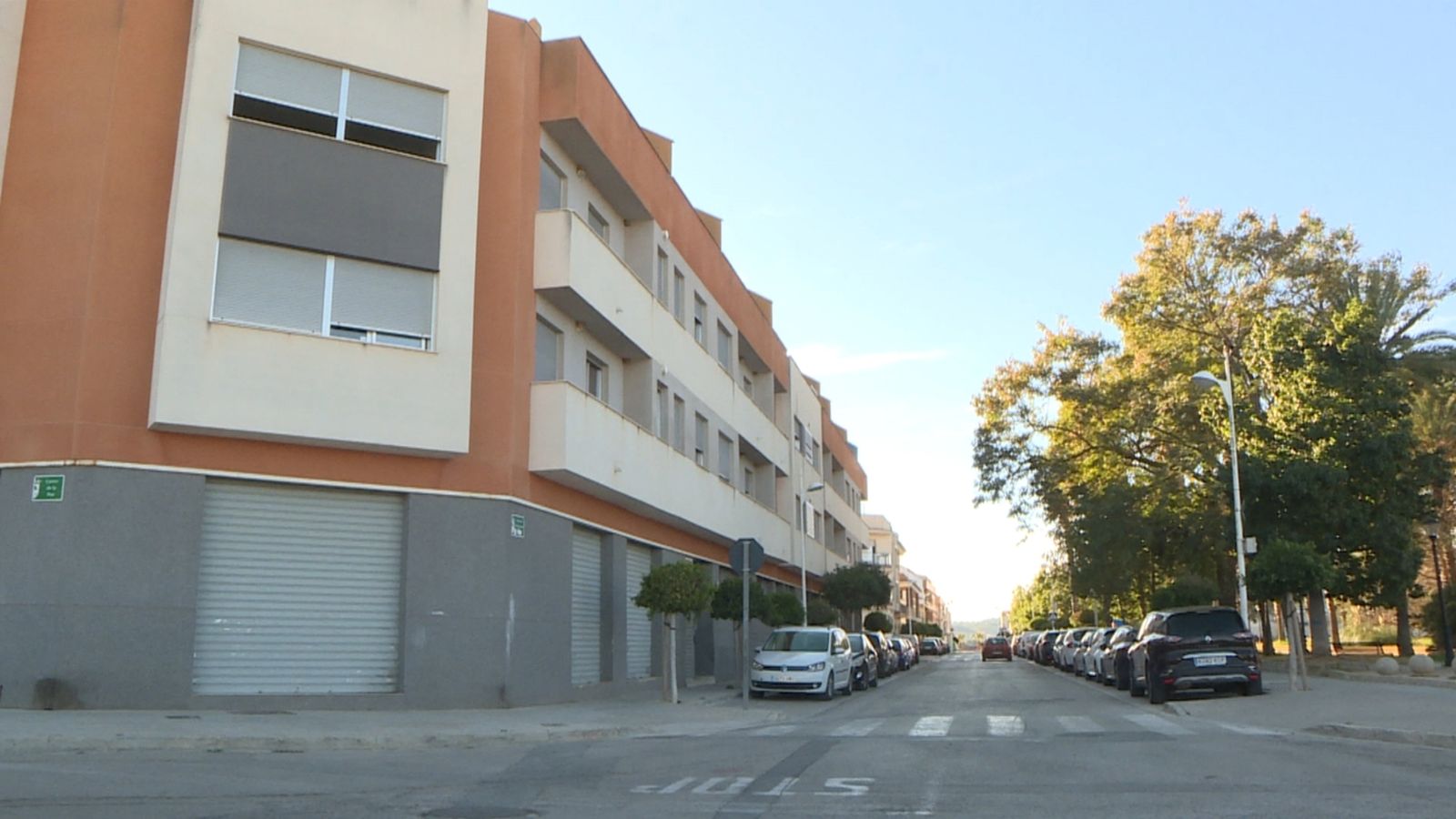 El veïnat d'aquest edifici de Montserrat espera ser desnonat aquest dimecres per la Sareb