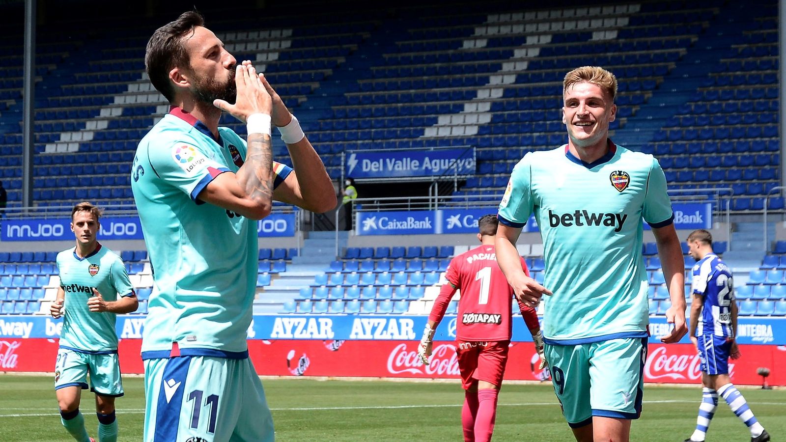 Morales celebra un dels dos gols contra l'Alabés