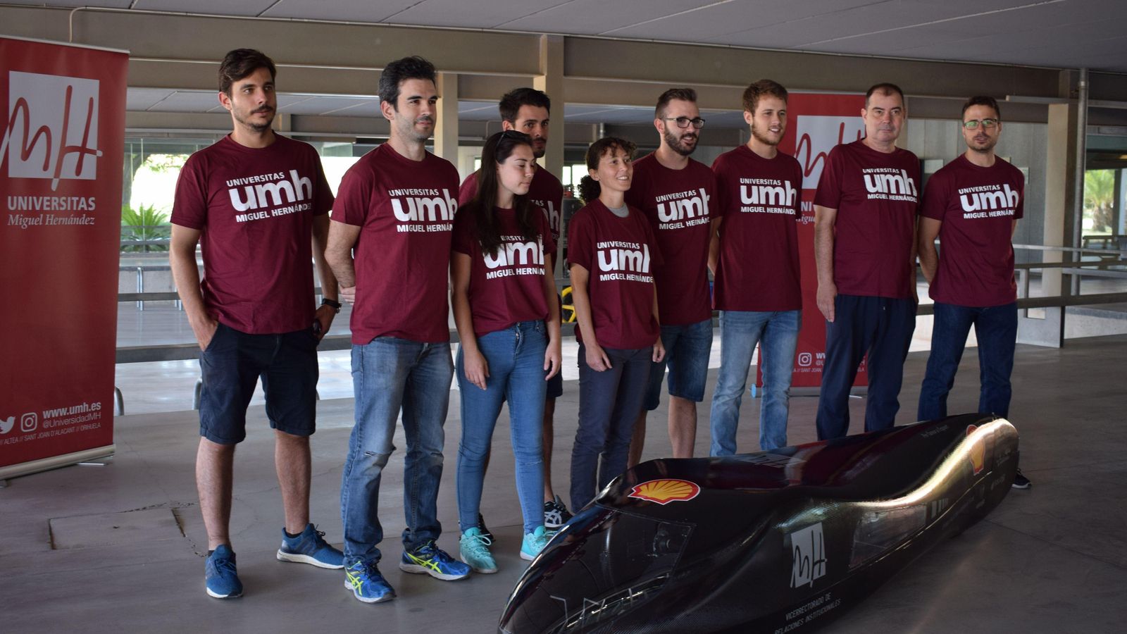 Equip del Grau d’Enginyeria Mecànica de la UMH que han construït el Dàtil 18