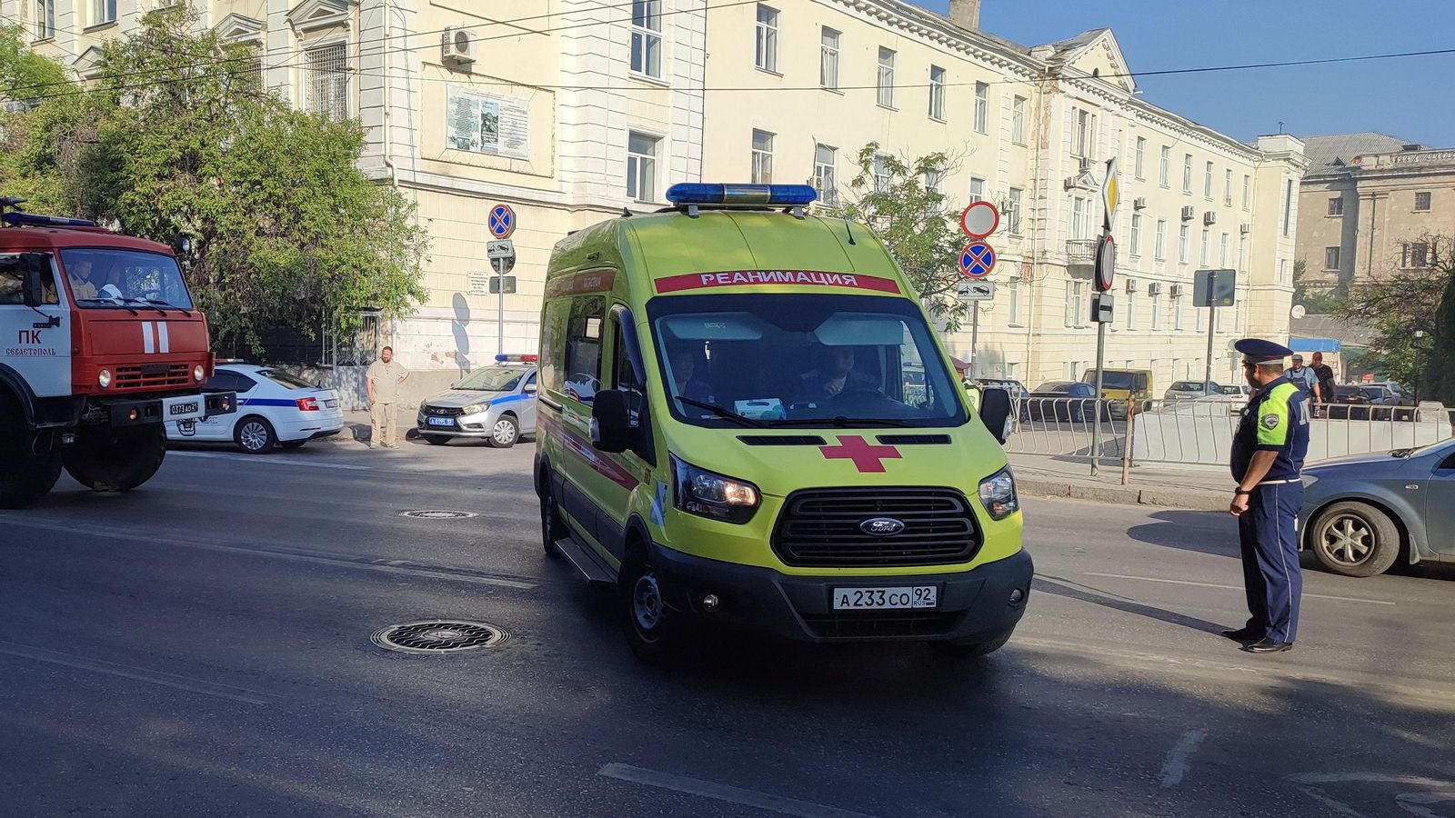 Una ambulància ix de l'àrea de la drassana impactada per un atac amb míssils ucraïnesos a Sebastopol, Crimea