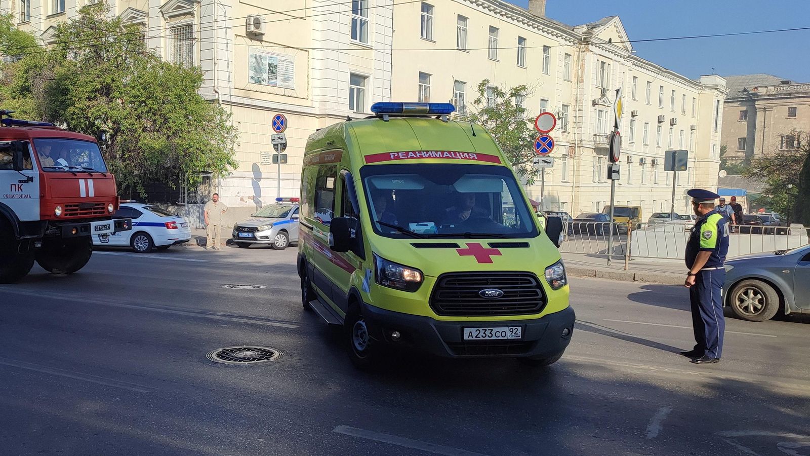 Una ambulància ix de l'àrea de la drassana que ha patit un atac amb míssils ucraïnesos a Sebastòpol, Crimea Una ambulància ix de l'àrea de la drassana impactada per un atac amb míssils ucraïnesos a Sebastopol, Crimea