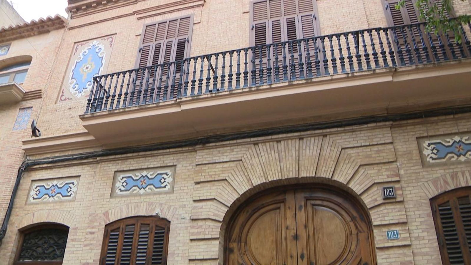 Façana adornada amb mosaic Nolla