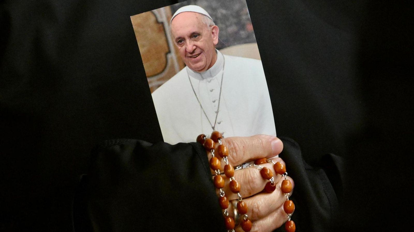 Una monja sosté una foto del papa Francesc mentre resa el rosari