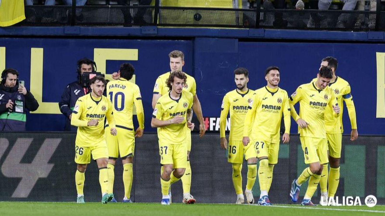 Els jugadors dels Vila-real celebren un gol al Celta