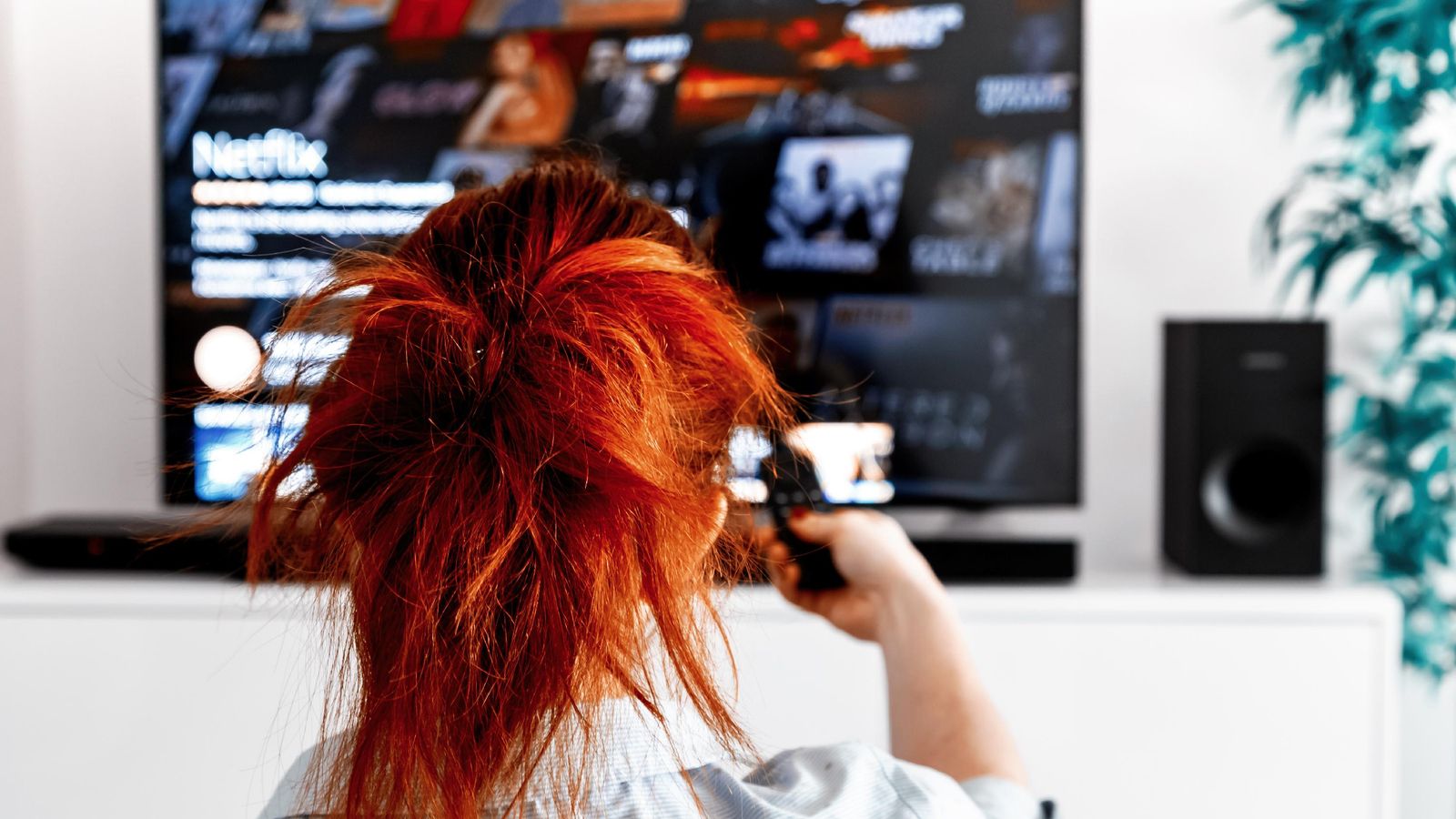 Una dona mira la pàgina d'inici de Netflix