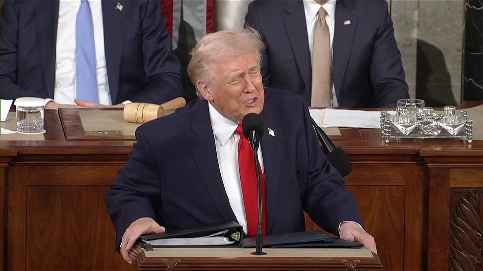 Trump presumix de fites de govern i carrega contra els adversaris polítics