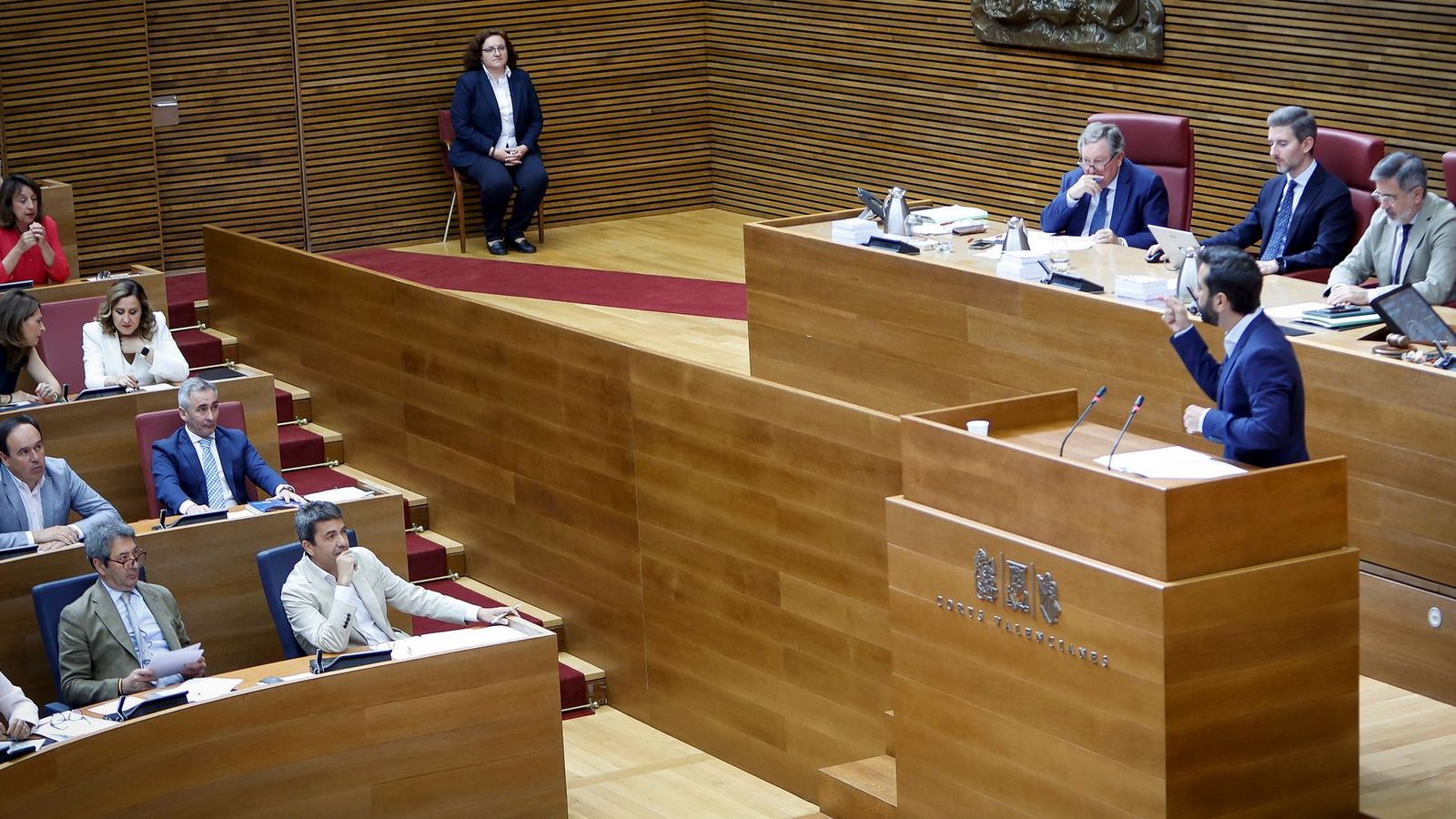 Mazón escolta el síndic socialista, José Muñoz, que l'interpel·la des del faristol