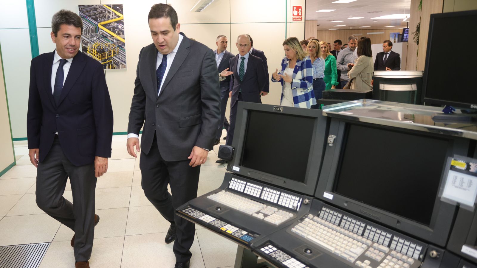 El cap del Consell recorre, junt als responsables de la refineria de BP a Castelló de la Plana, les instal·lacions d'esta empresa