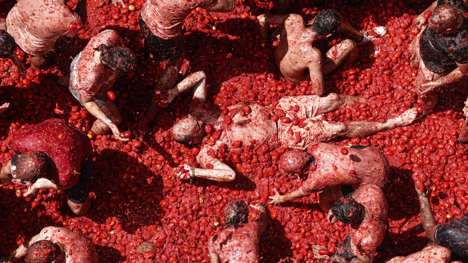 Guerra sense quarter des d'una piscina de tomaca, una de les imatges icòniques de la Tomatina