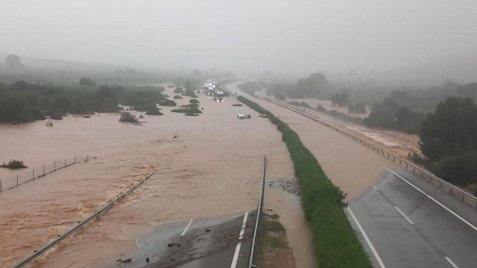 La pluja torrencial al Montsià (sud de Tarragona) ha obligat a suspendre la circulació ferroviària i a tallar els dos sentits de l’AP 7 entre Ulldecona i Freginals.
