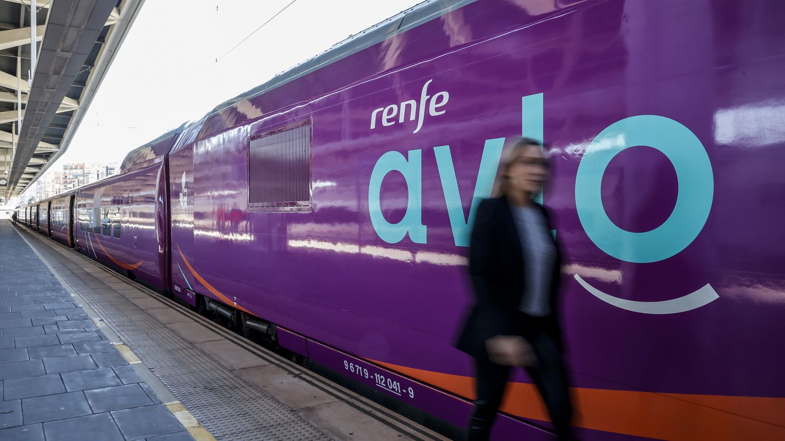 Un tren Avlo arriba a l'estació Joaquim Sorolla de València