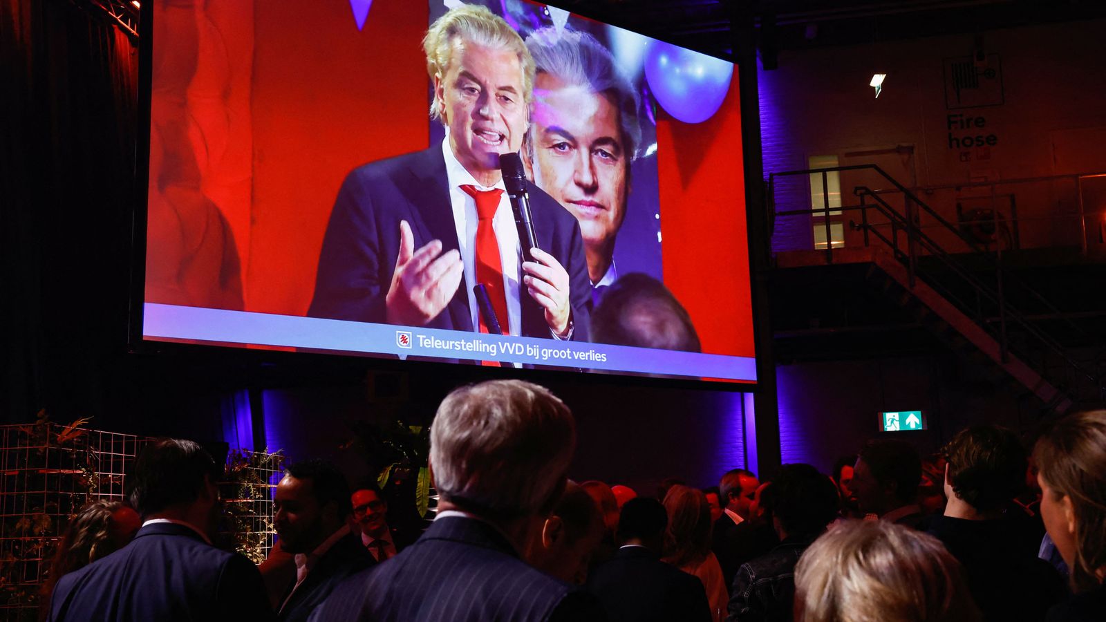 El líder del partit del PVV, d’extrema dreta, Geert Wilders es dirigeix als simptatizants en conèixer els primers resultats de les urnes
