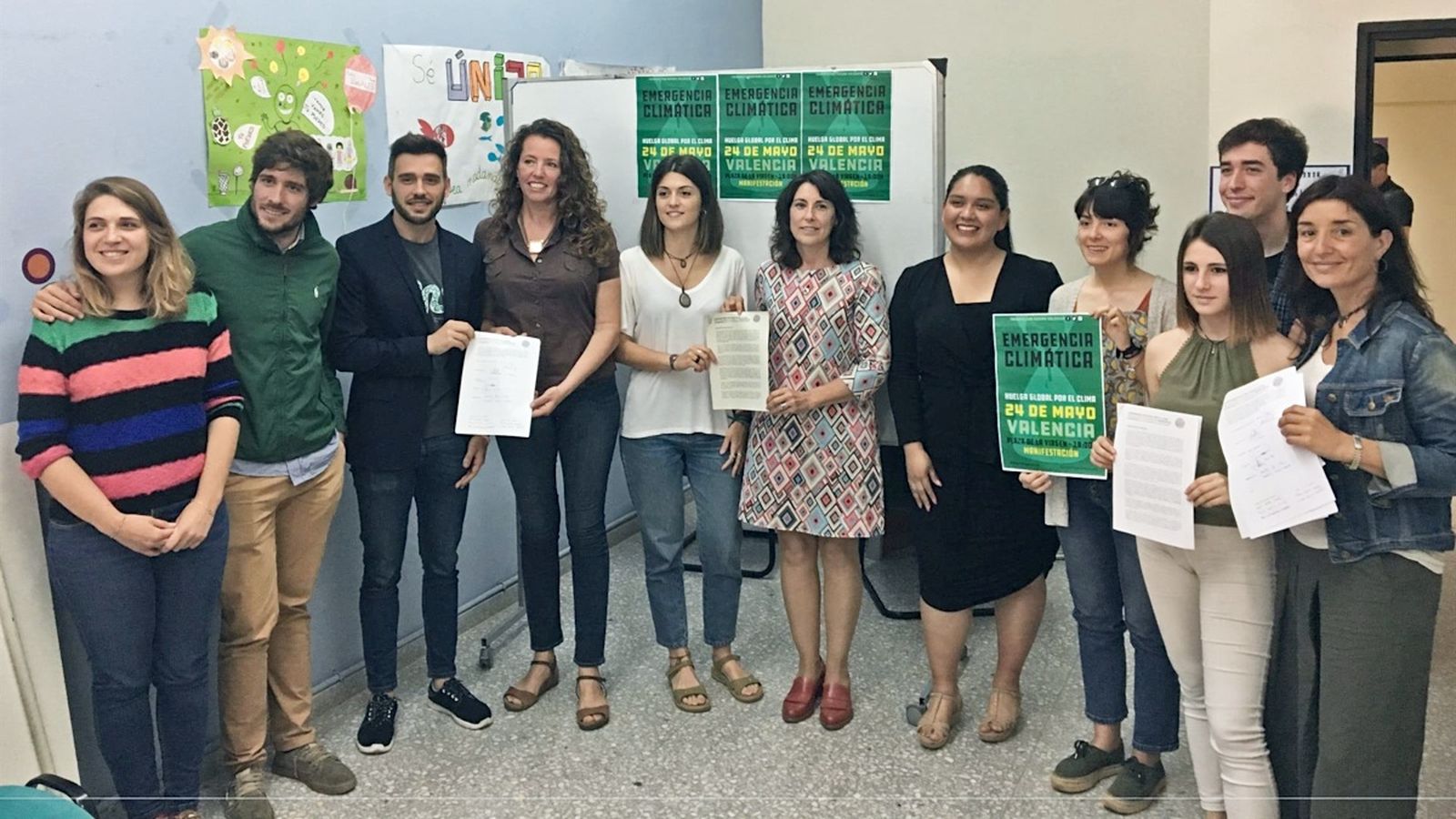 La delegació de Fridays For Future València posa amb els representants polítics de les Corts després de la firma